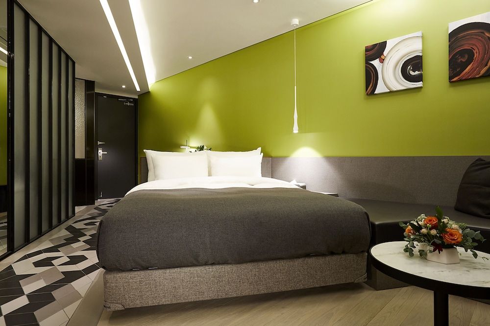 9 Brick Hotel Deluxe Double Room, City View 4