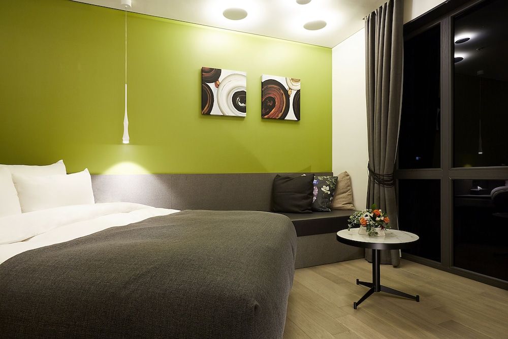 9 Brick Hotel Deluxe Double Room, City View 3