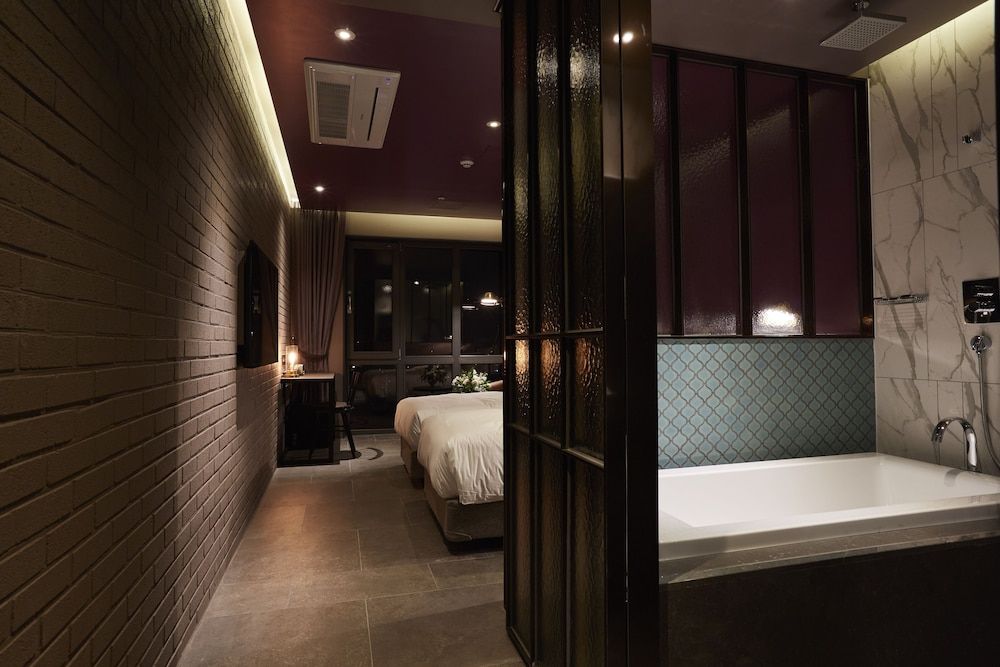 9 Brick Hotel Superior Twin Room 6