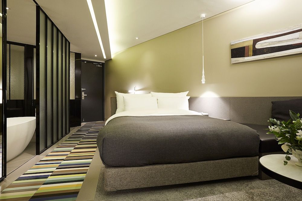 9 Brick Hotel Deluxe Double Room, City View 5