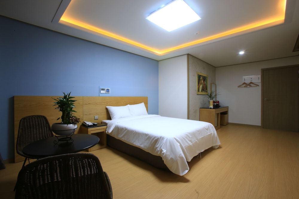 undefined Line Hotel 8