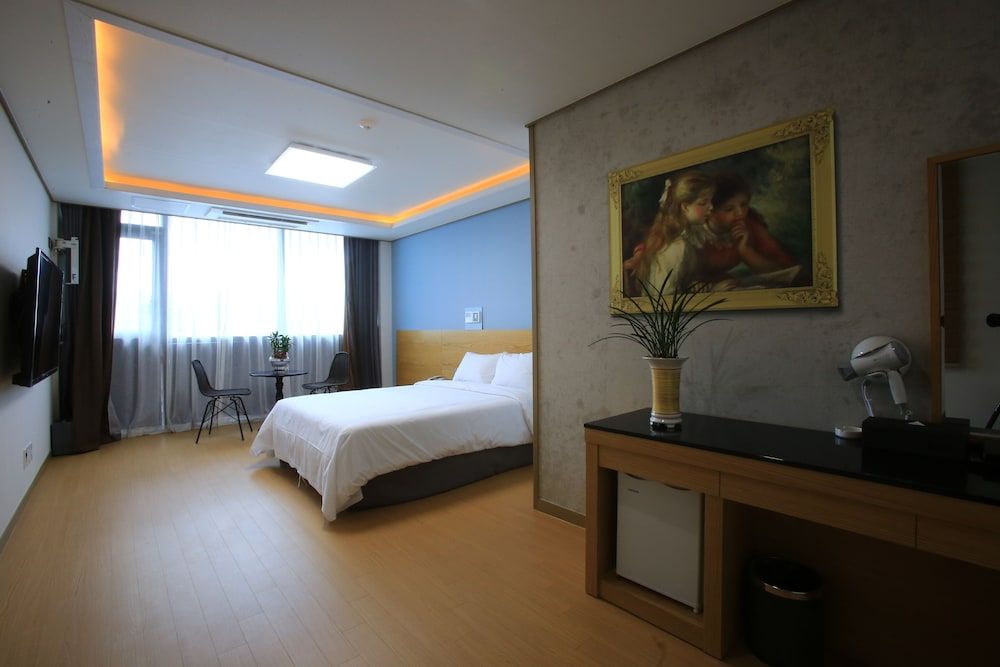 undefined Line Hotel 7