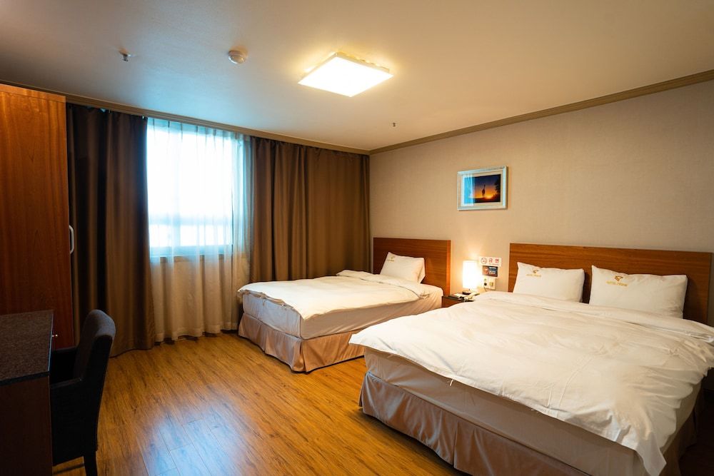 Hotel Prime Changwon Deluxe Twin Room (Breakfast for 2, Free Netflix+Youtube) 2