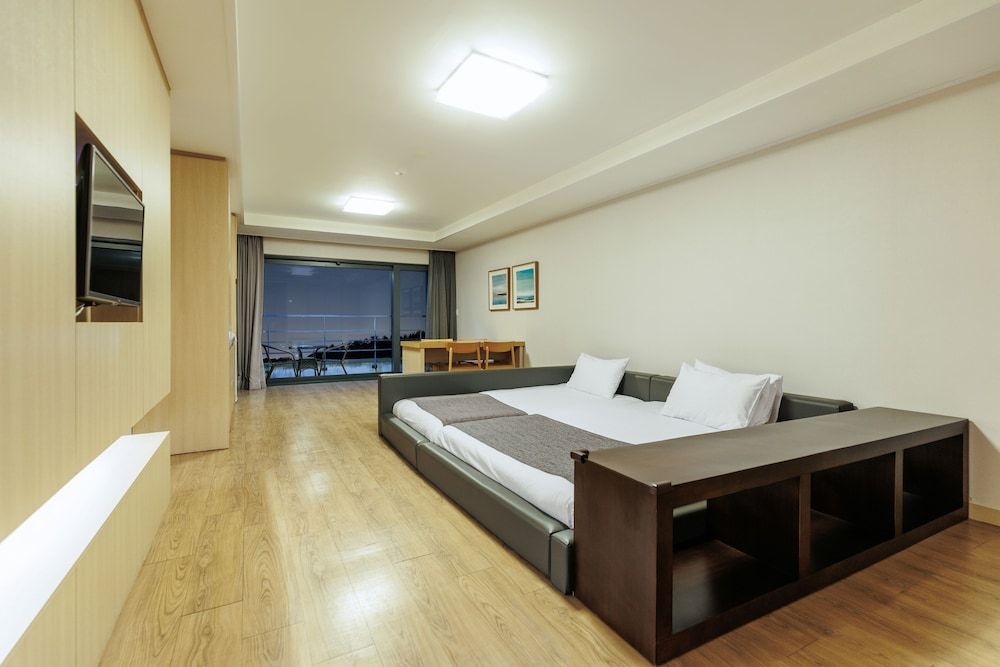 Luceville Family Room 3