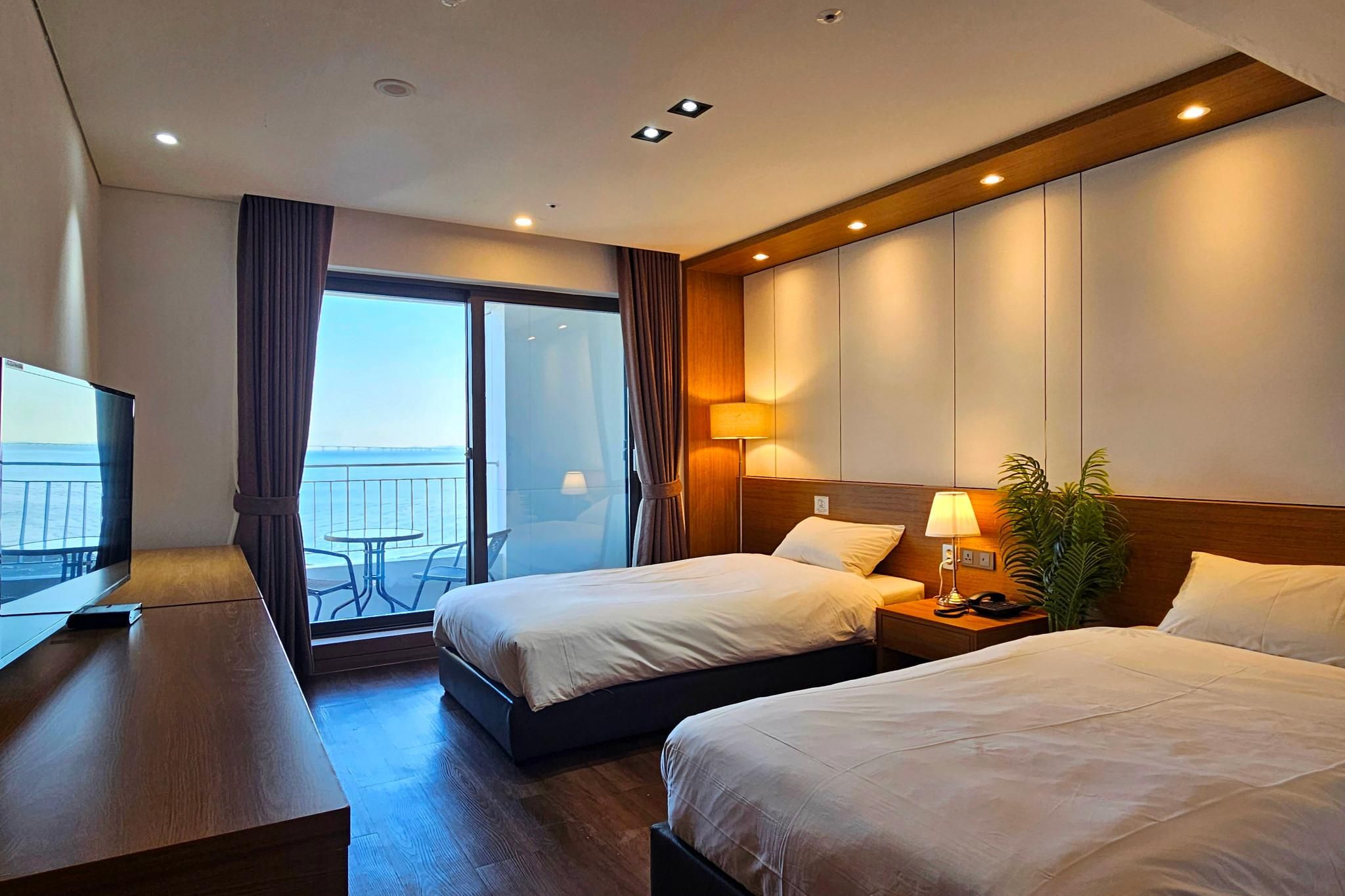 Western Grace Hotel Terrace Standard Twin - Ocean View (Exclusive) 2