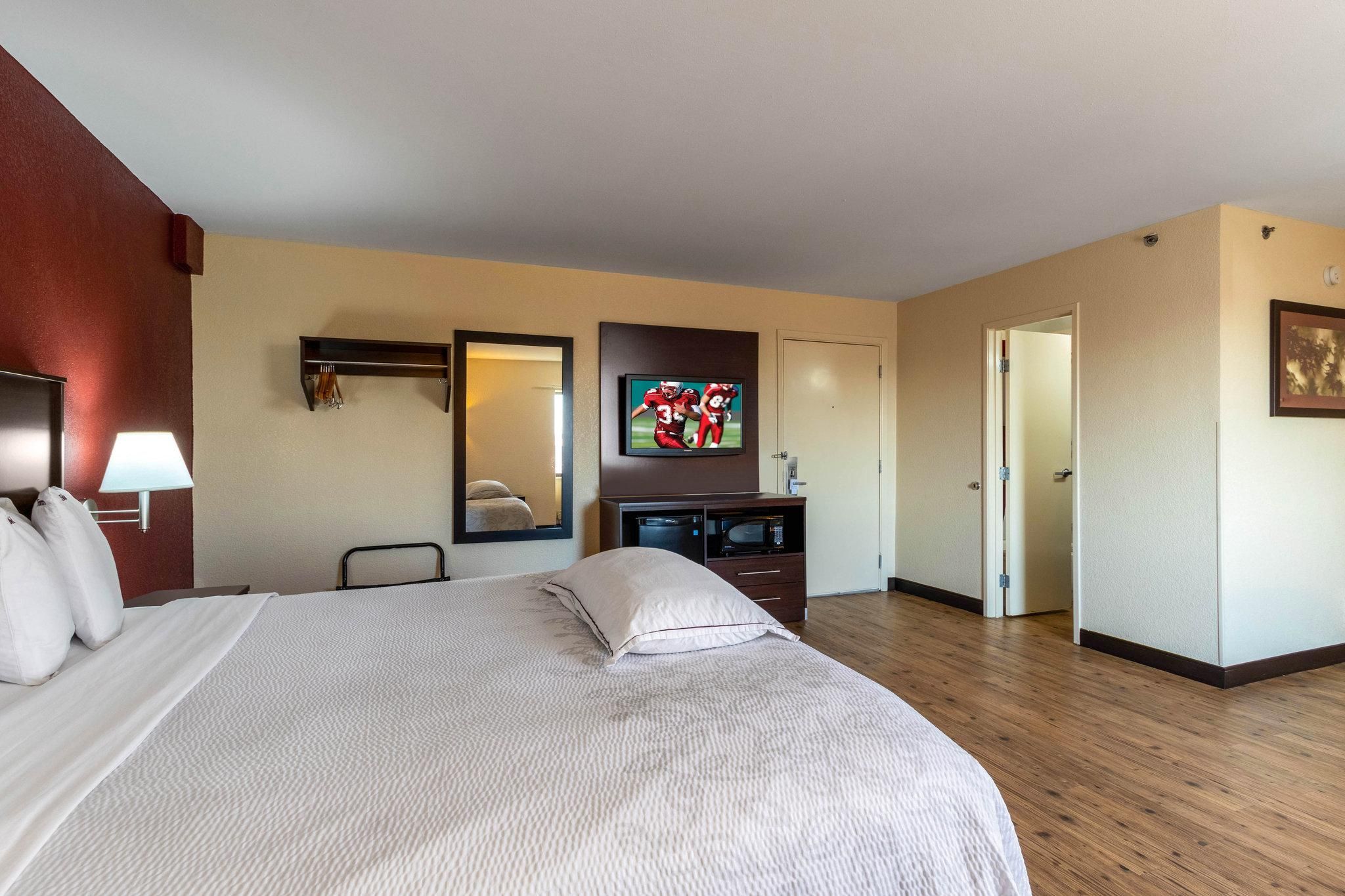 Premium King Smoke Free (Upgraded Bedding & Snack)