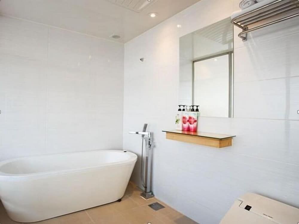 undefined Lavilla Hotel 7