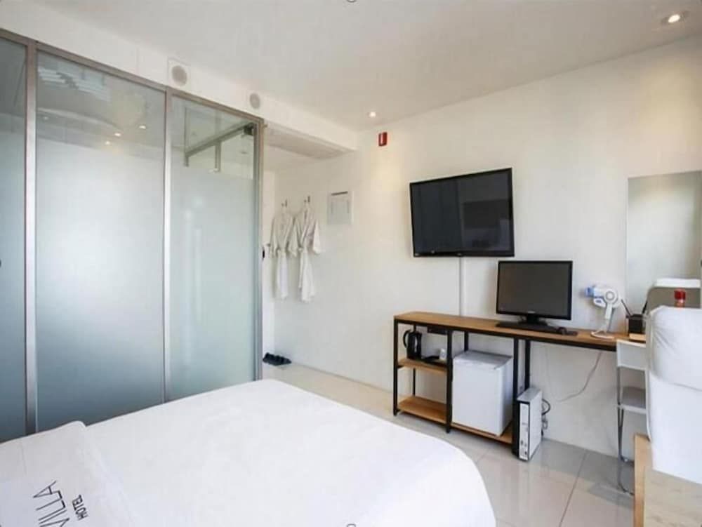 undefined Lavilla Hotel 10