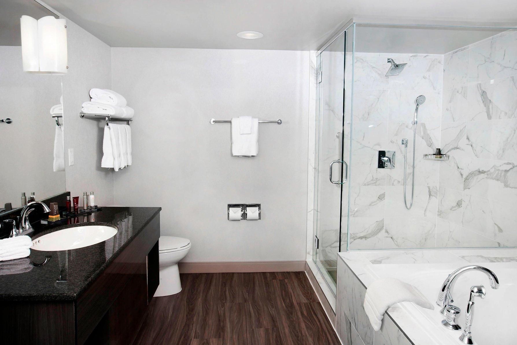 Jr. Presidential, 1 Bedroom Suite, 1 King, Sofa bed, Falls view, Whirlpool