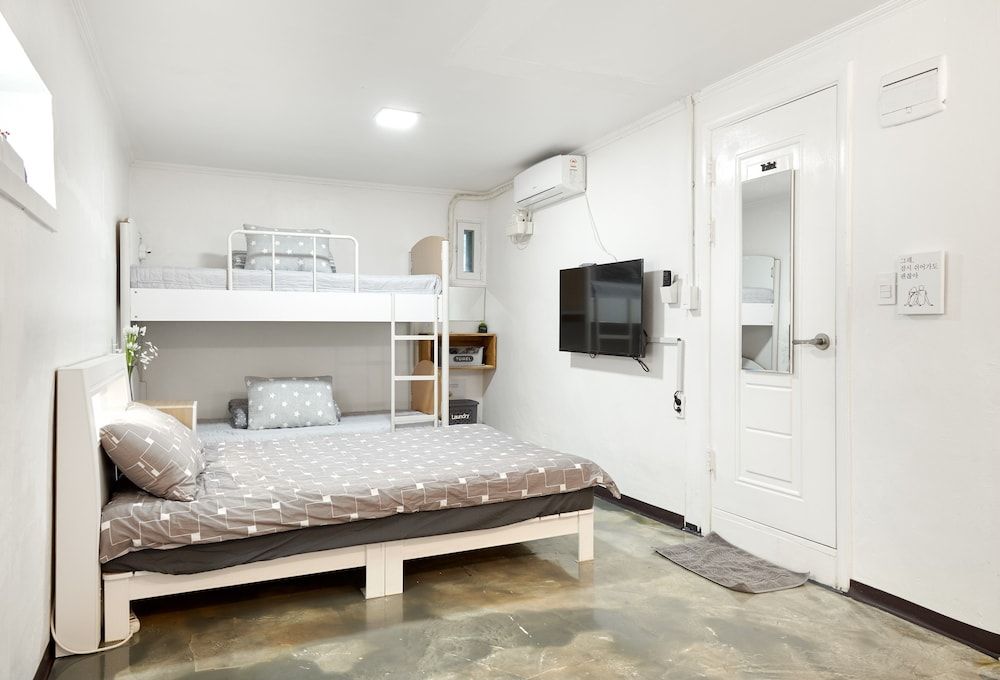 Jun Guest House - Hostel Family Quadruple Room, Multiple Beds, Private Bathroom (Foreigner Only) 4