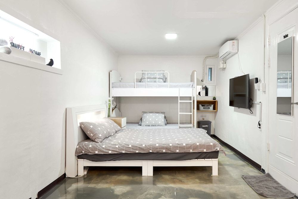 Jun Guest House - Hostel Family Quadruple Room, Multiple Beds, Private Bathroom (Foreigner Only) 8