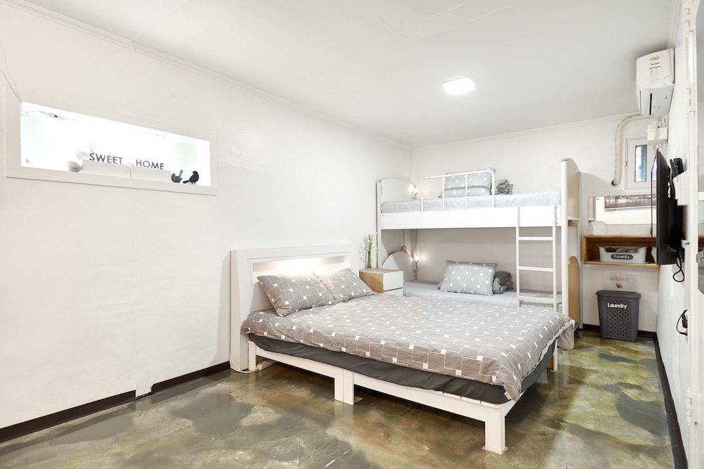 Jun Guest House - Hostel Family Quadruple Room, Multiple Beds, Private Bathroom (Foreigner Only) 10