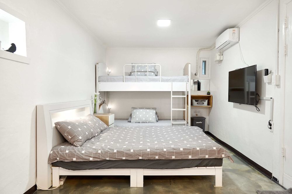 Jun Guest House - Hostel Family Quadruple Room, Multiple Beds, Private Bathroom (Foreigner Only) 9