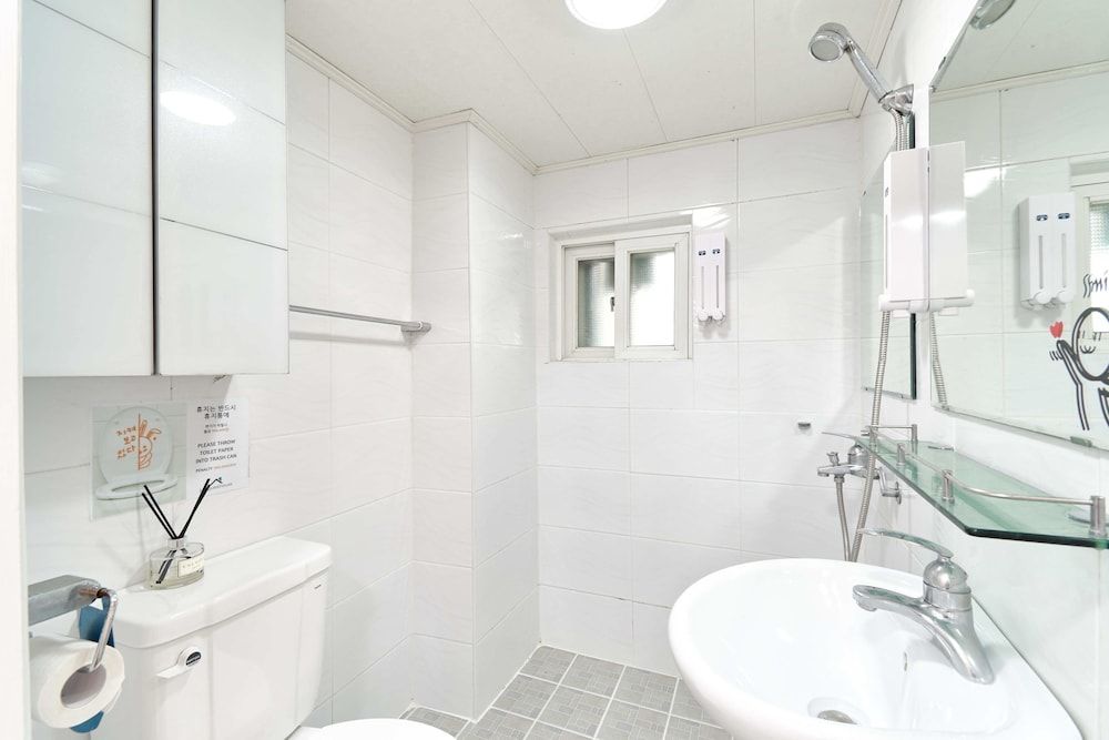 Jun Guest House - Hostel Economy Shared Dormitory, Women only, Private Bathroom (Foreigner Only) 9