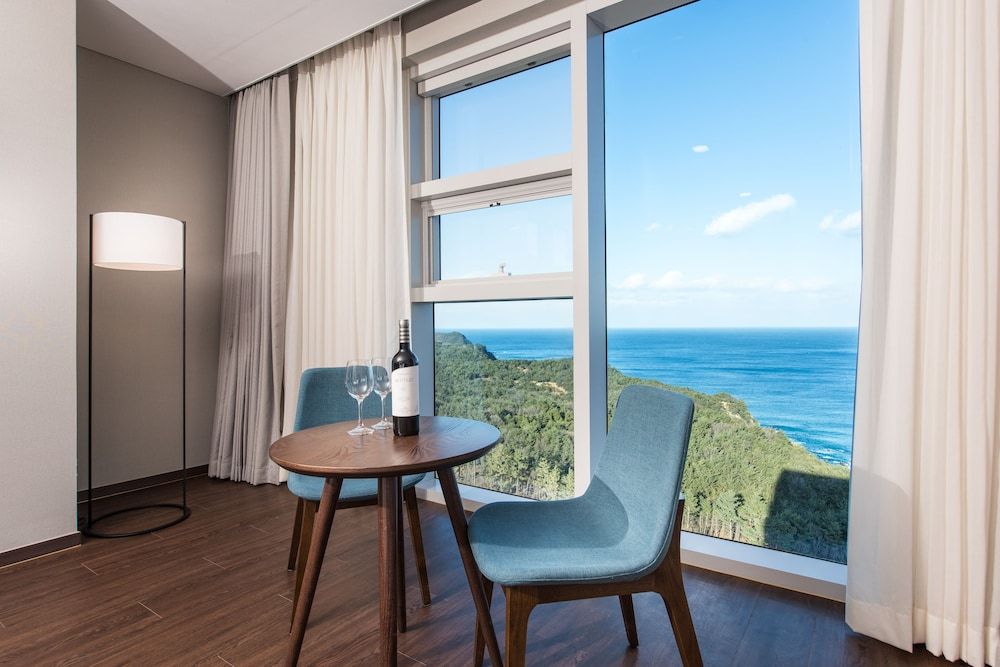 Hotel Tops 10 Deluxe Queen. Partial Ocean view 5