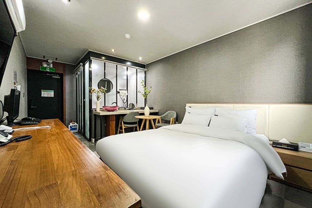 MALU Hotel Suwon Deluxe Double Room, City View 3