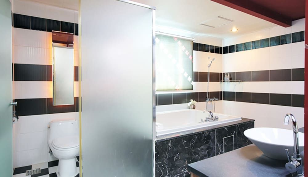 ON Smart Hotel Deluxe Double Room 2