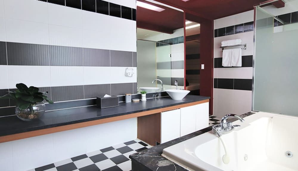 ON Smart Hotel Deluxe Double Room 4