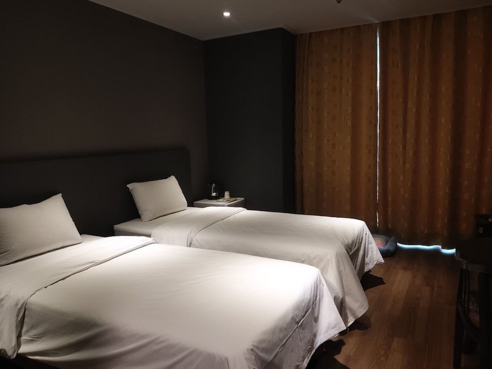 ON Smart Hotel Pet Room Twin bed