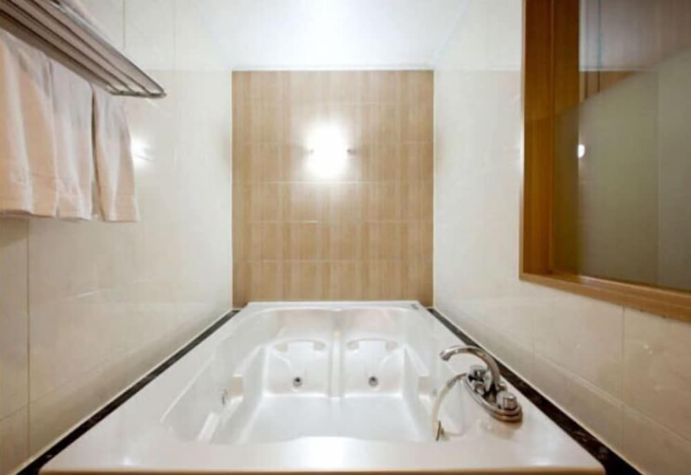 ON Smart Hotel Deluxe Double Room 5