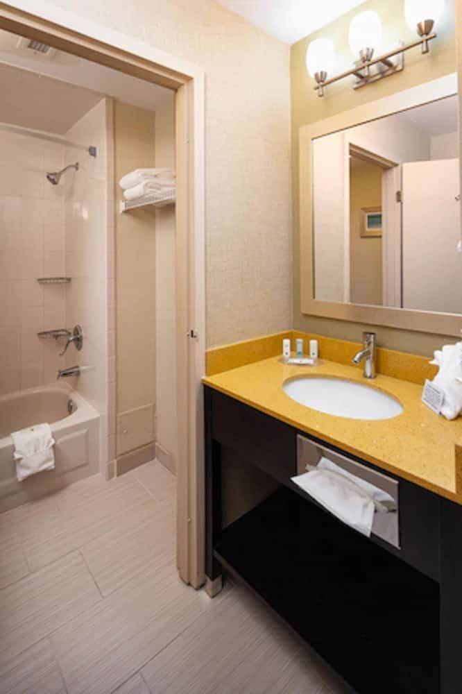 Quality Inn & Suites Downtown Standard Room, 2 Queen Beds, Non Smoking 5