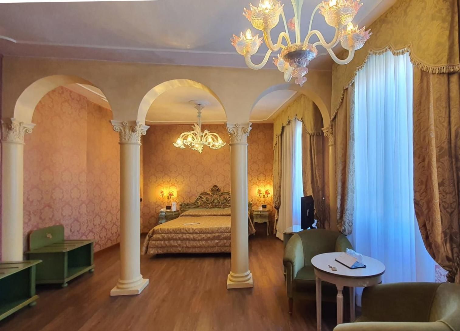 undefined Hotel Carlton on the Grand Canal 8