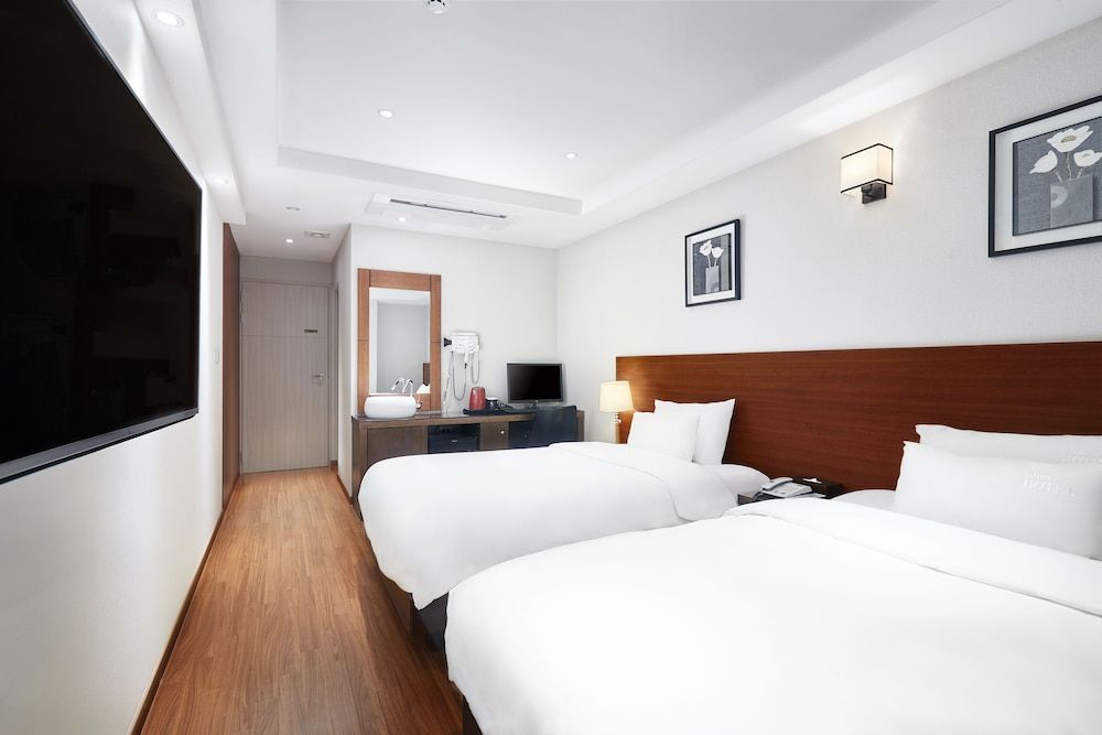 undefined Lion Hotel 3