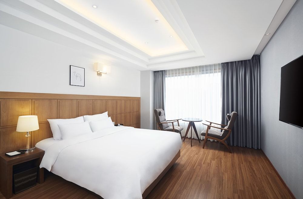 undefined Lion Hotel