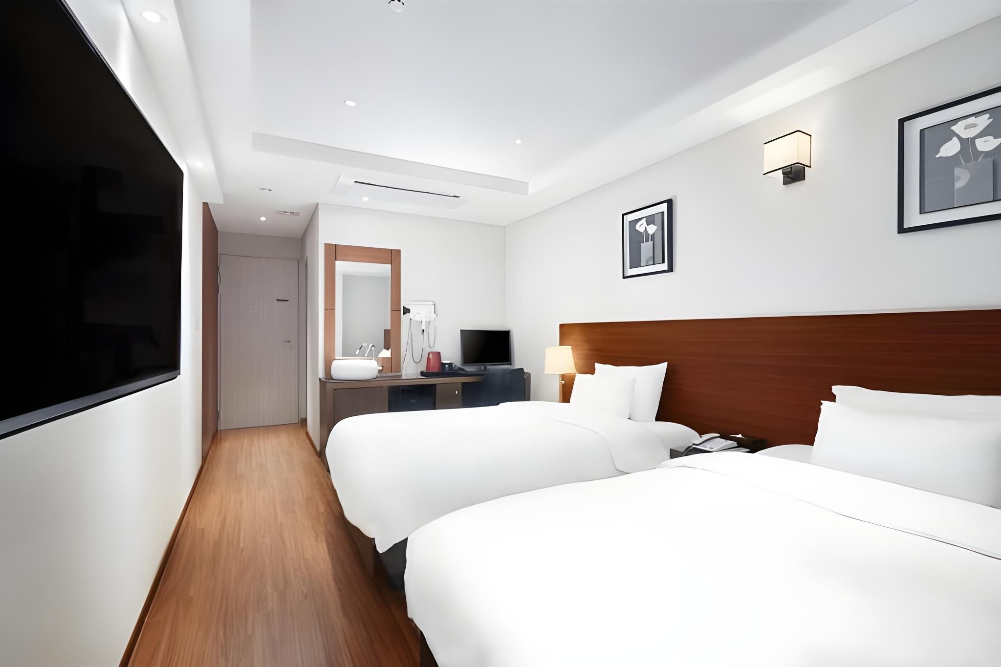 undefined Lion Hotel 8