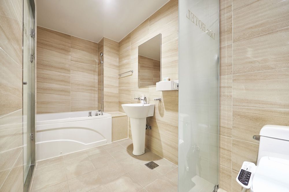 Lion Hotel Standard Double Room 6