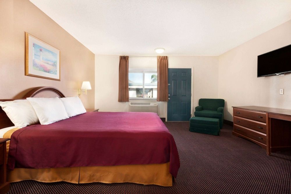 Room, 1 King Bed, Smoking