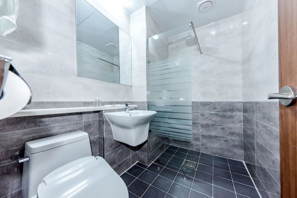 Leslie Hotel Double Room 7