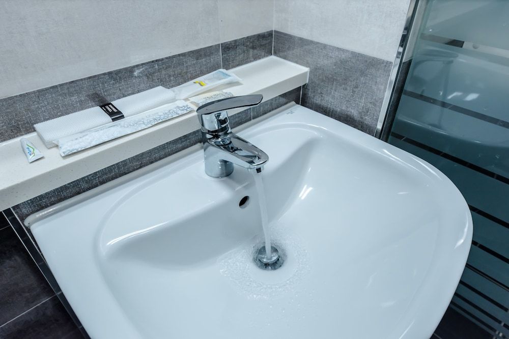 Leslie Hotel Double Room 9