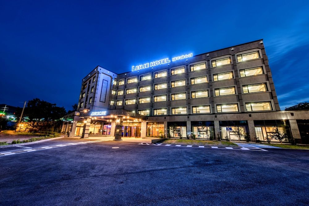 undefined Leslie Hotel 7