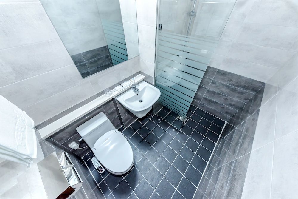 Leslie Hotel Double Room 8