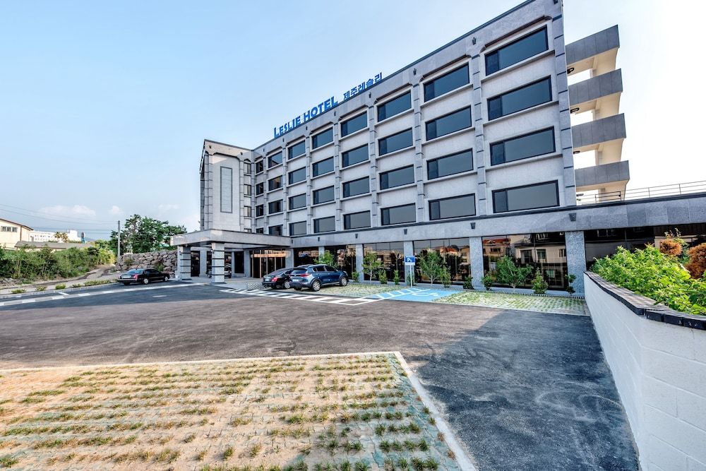 undefined Leslie Hotel 3