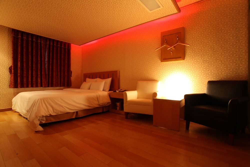 Prince Hotel Deluxe Room, 1 King Bed 3