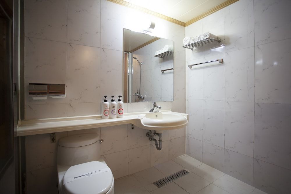 Prince Hotel Deluxe Room, 1 King Bed 6