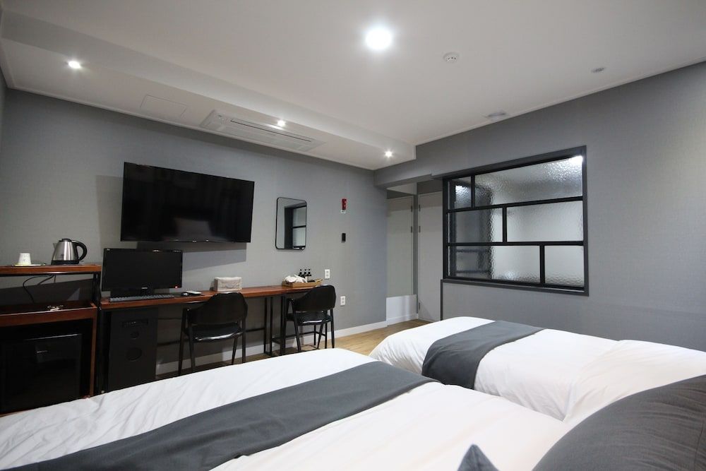 Brown Dot Hotel Jinhae Twin Room 4