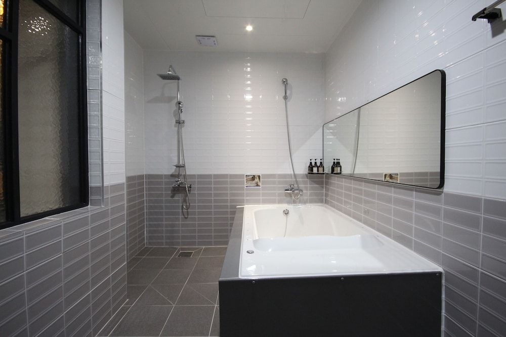 Brown Dot Hotel Jinhae Deluxe Double Room 6