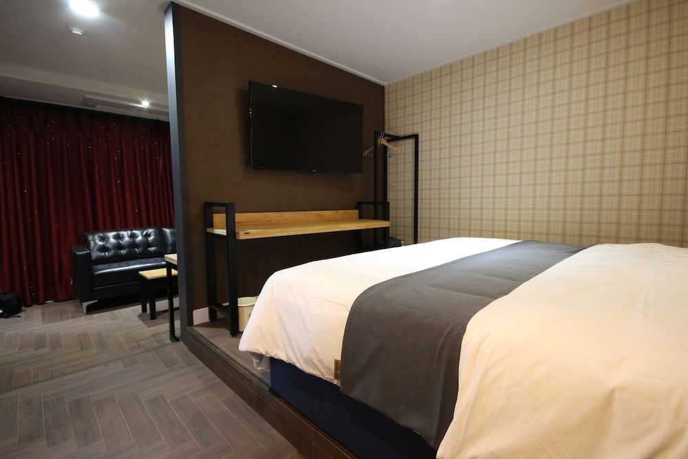 Brown Dot Hotel Jinhae Deluxe Double Room 3