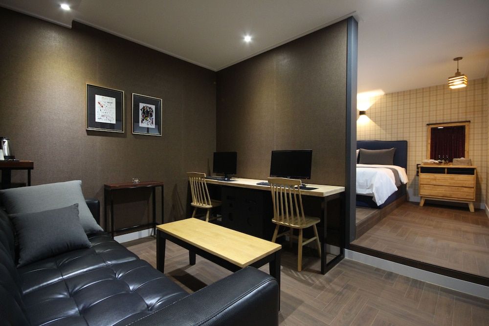 Brown Dot Hotel Jinhae Deluxe Double Room 9