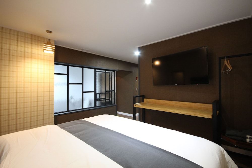 Brown Dot Hotel Jinhae Deluxe Double Room