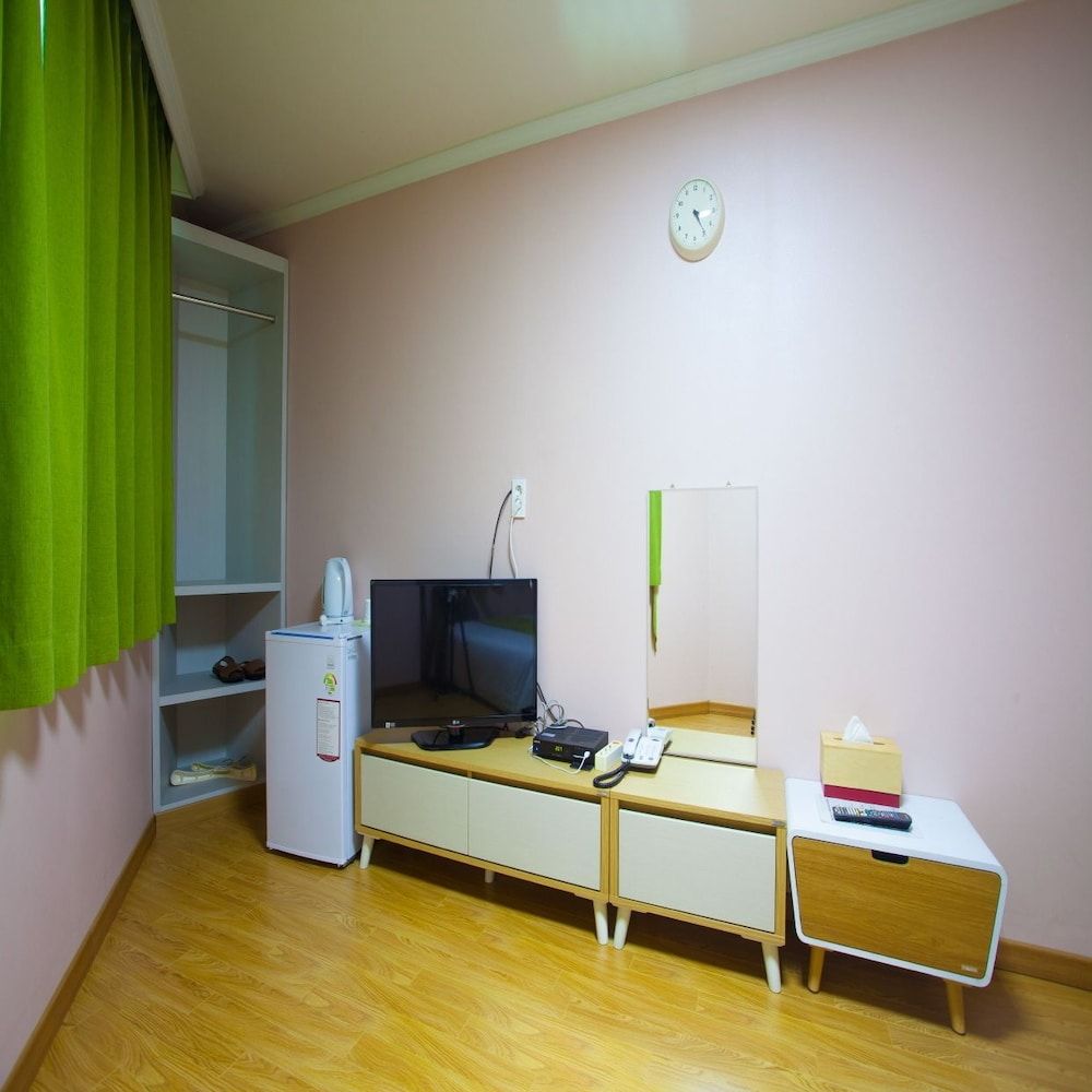 undefined Jeju R Hotel & Guest House - Hostel 4