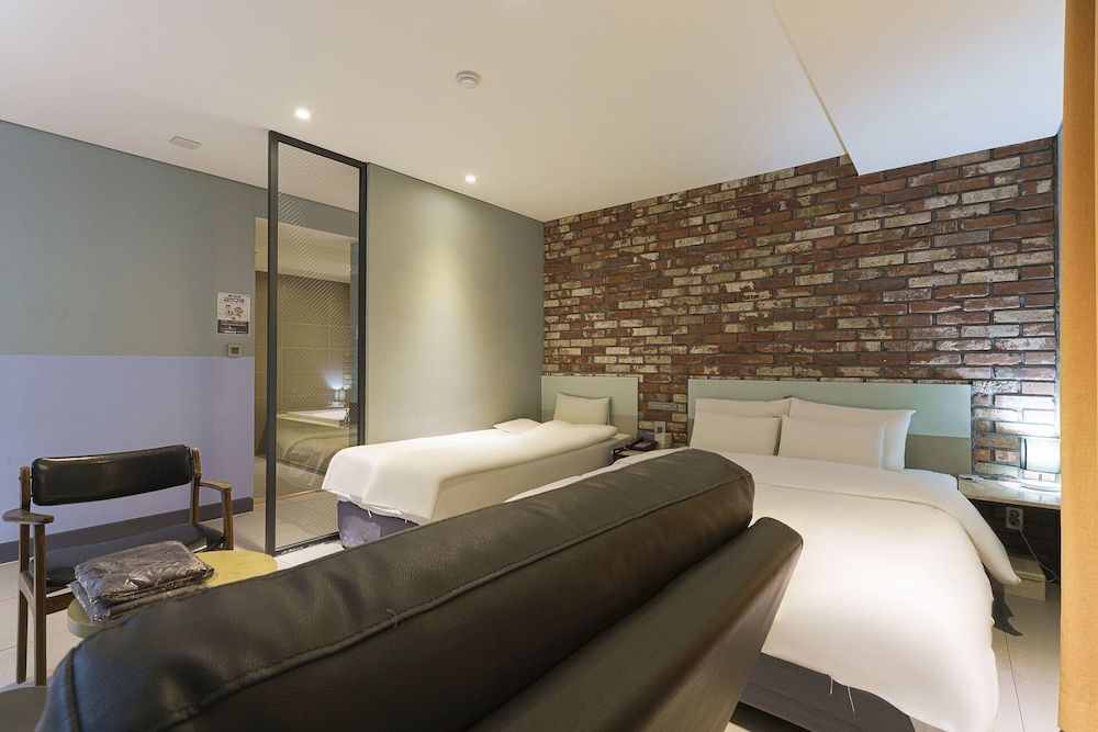 SR Design Hotel Family Twin Room 5