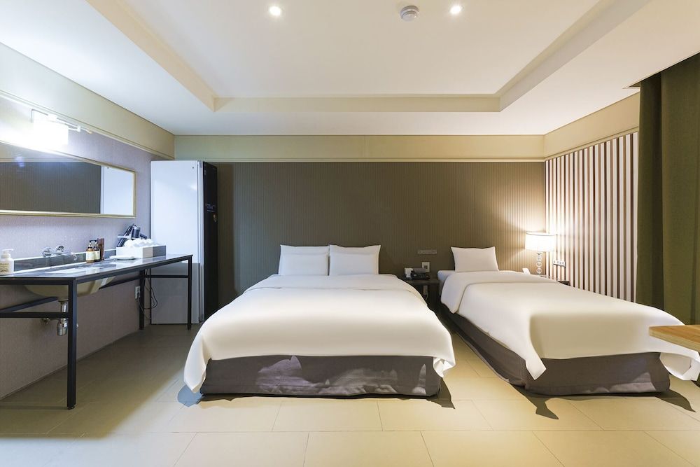 SR Design Hotel Family Twin Room 4