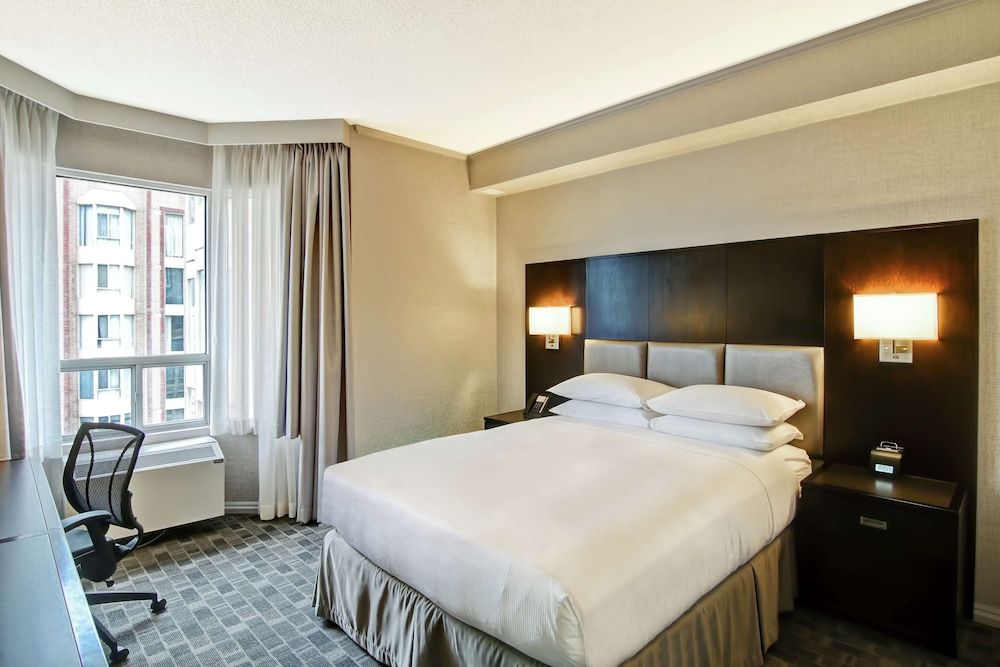 DoubleTree by Hilton Hotel Toronto Downtown Room, 1 Queen Bed 2