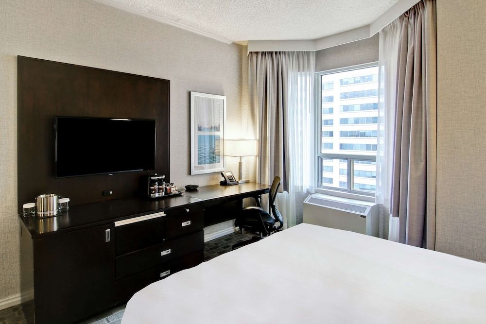 DoubleTree by Hilton Hotel Toronto Downtown Room, 1 Queen Bed (Roll-in Shower) 3