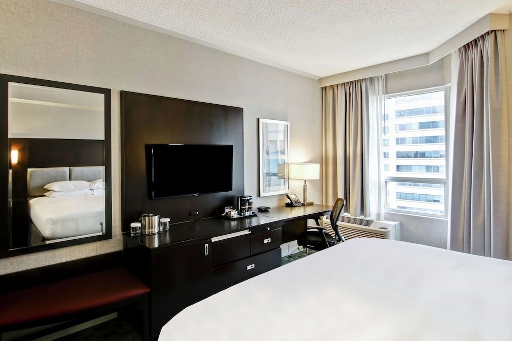 DoubleTree by Hilton Hotel Toronto Downtown Room, 1 Queen Bed 4