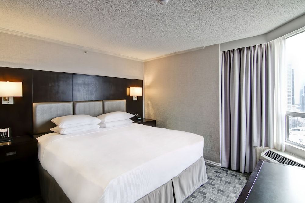 DoubleTree by Hilton Hotel Toronto Downtown Room, 1 Queen Bed (Roll-in Shower) 2